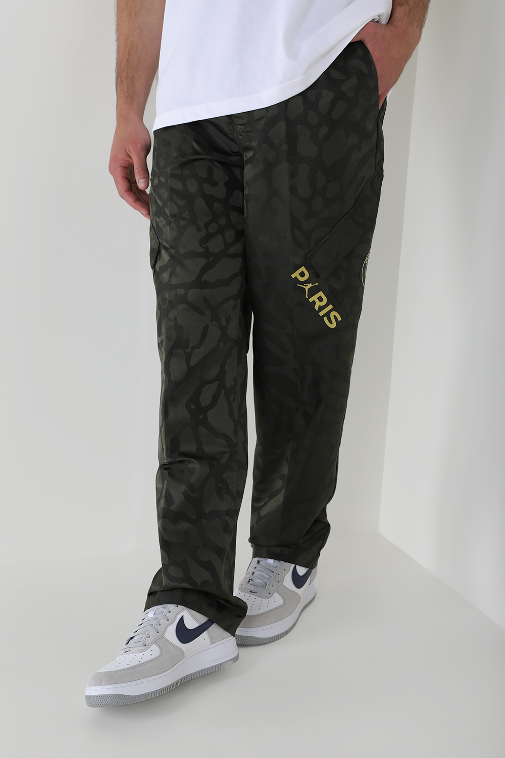 תמונת כל הלוק של נעלי סניקרס אייר פורס 1 NIKE